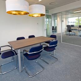 Speekkamer met glas- en gesloten wand
