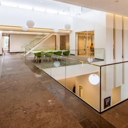 Glass balustrade system for stairwell