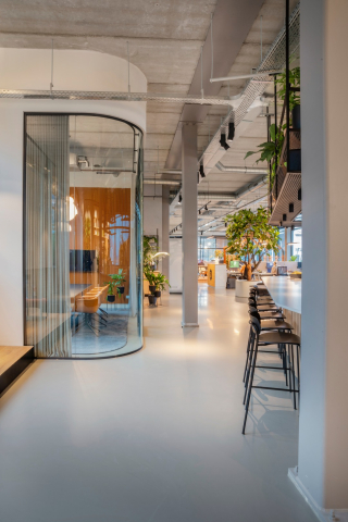 Curved glass partition wall of QbiQ