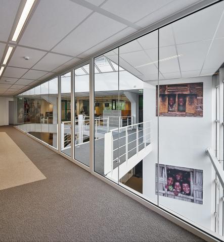 Fire protecting glass wall with sliding doors