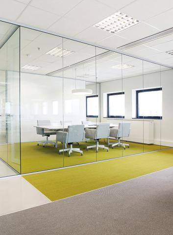 Full glass system wall with seamless joints