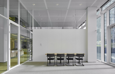 Extra high glass wall with double glazing and steel panels