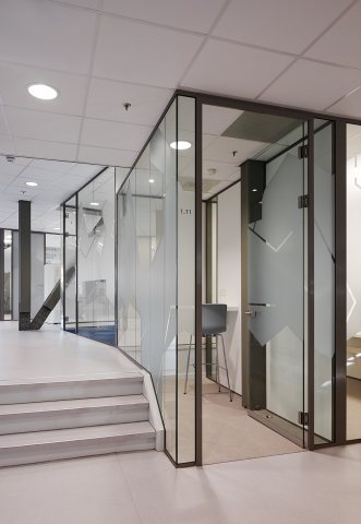 Concentration room build with single glass