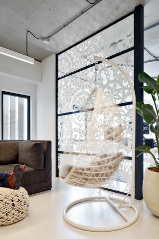 Visual separation between "lounge corner" and desks