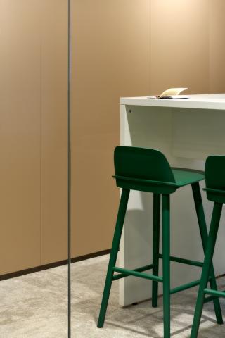 Glass dividing wall at Deens in The Hague