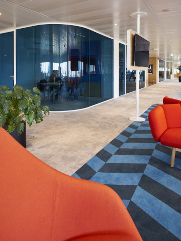 Blue curved glasss for round corners in a double glass partition wall