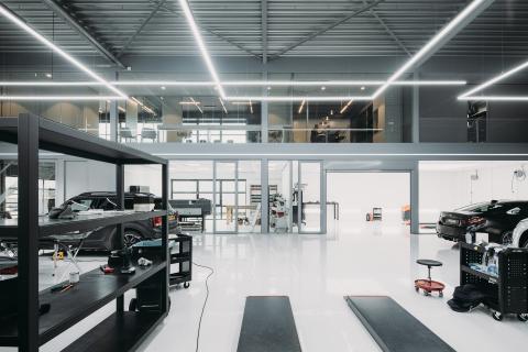 Glass partition in the workshop at Wraptor Nootdorp