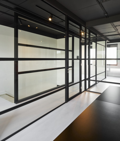 QbiQ "Route 66" partition wall with industrial look