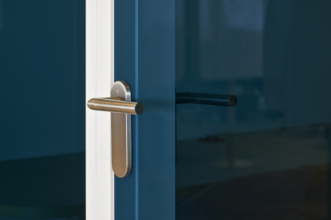 Door handle "Amsterdam" on a framed flush door DKR100