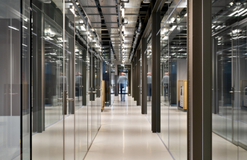 Corridor with glass partition walls of QbiQ