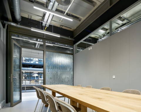 Meeting room with partition walls of QbiQ