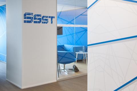 Single glass system walls in colored environment