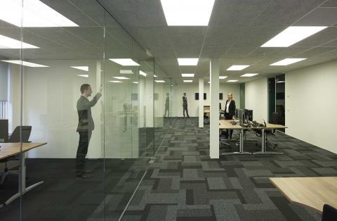 Single glass partition wall with zero-joint seam