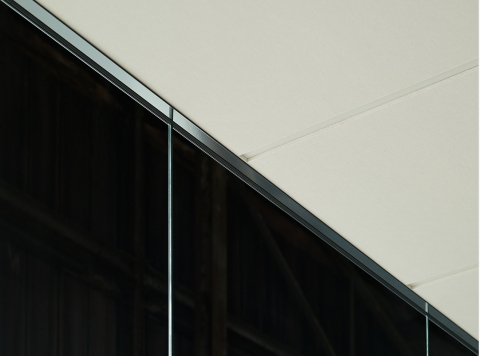 Ceiling extrusion detail from a QQ1 freestanding glass office