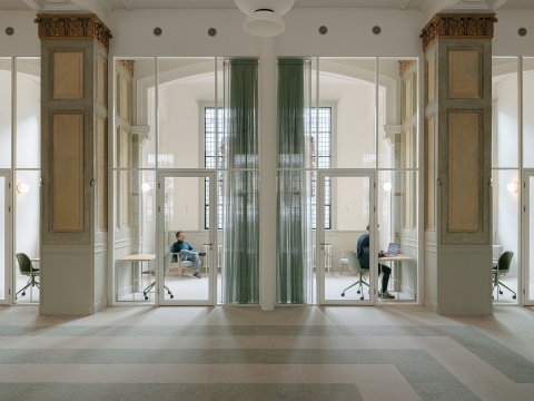 4 meter high glass partition at Adagio in Amsterdam