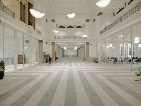 4 meter high glass partition at Adagio in Amsterdam