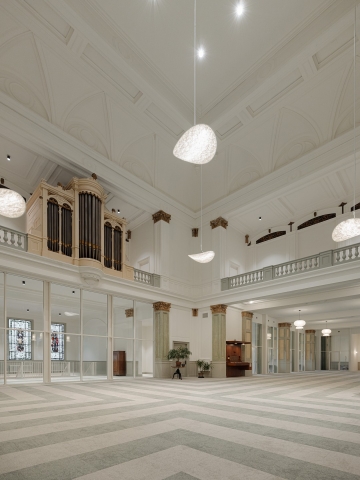 4 meter high glass partition at Adagio in Amsterdam