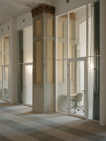 4 meter high glass partition at Adagio in Amsterdam