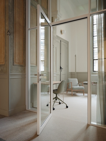4 meter high glass partition at Adagio in Amsterdam
