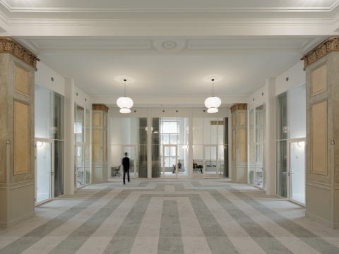 4 meter high glass partition at Adagio in Amsterdam