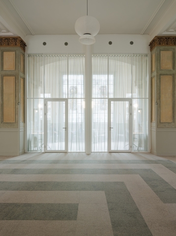 4 meter high glass partition at Adagio in Amsterdam