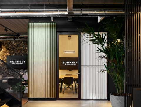 Glass partition with horizontal division