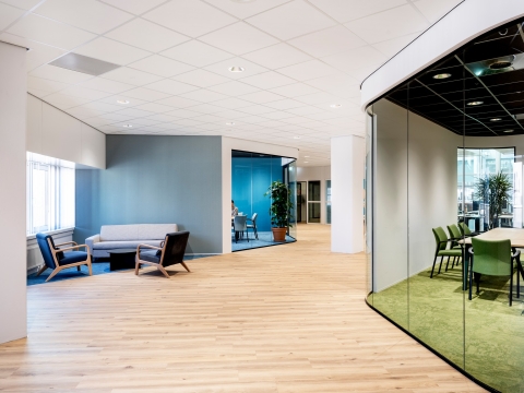 iQ Single partition with curved glass
