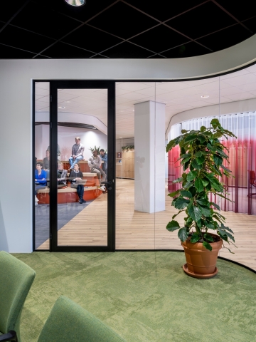 iQ Single partition with curved glass