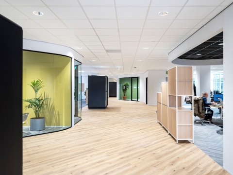 iQ Single partition with curved glass