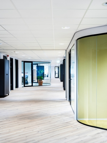 iQ Single partition with curved glass