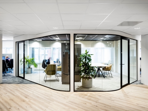 iQ Single partition with curved glass