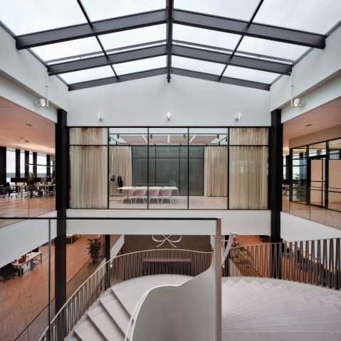 Glass partition on the mezzanine edge