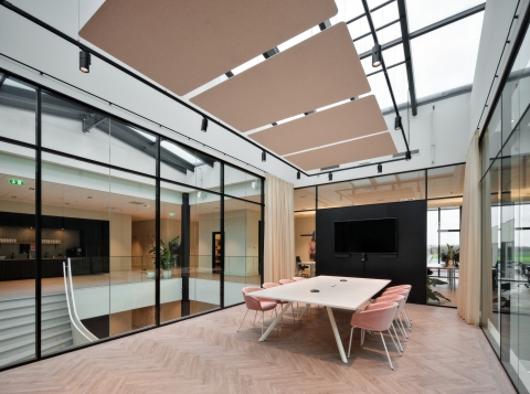 Fall-proof glass partitions with compartmentalization at Hunkemüller’s Distribution Center in Almere
