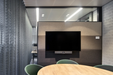Double glass partition with partial closed sections