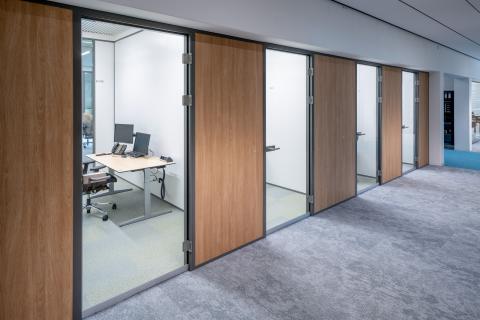 Concentration rooms with iQ-Pro closed partition with wood structure melamine panels