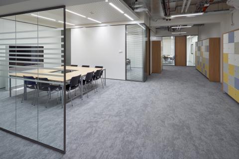Meeting place with single glass partition with 0-joint seam