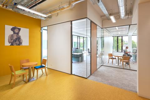 Corner and T-connection of glass partitions at National Archives and Tax Office in Emmen (NL).
