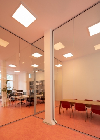 Office partition with special fitting at the bottom of the pillar.
