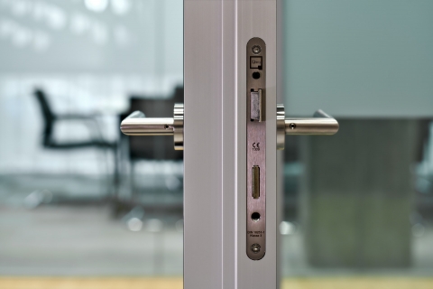 QbiQ lock in flush door KDG100D