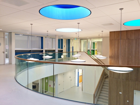 Balustrade system with curved glass