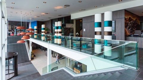 Glass balustrade system for stairwell and stair
