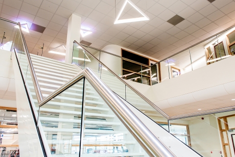Full glass balustrade system for mounting on the edge