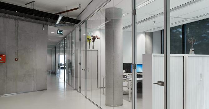 Single glass partition with sliding doors