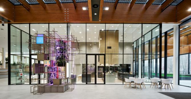 A total overview of the high partition walls at the entrance