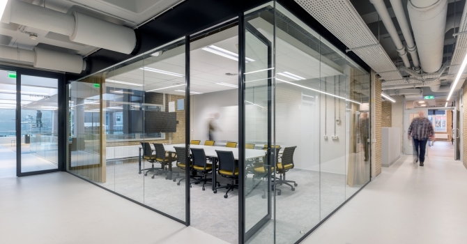 Single glass partitions at Nikhef Amsterdam
